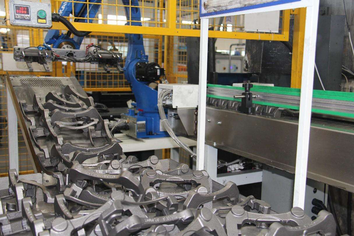 祥瑞汽車(chē)智能機(jī)器人對(duì)異形件進(jìn)行拉削清潔工作